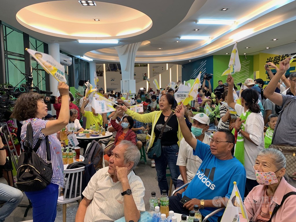 高雄市長補選15日下午4時後開票,民進黨候選人陳其邁持續領先,競選總部內湧入大批支持者,眾人看見得票數快速累積,紛紛歡呼高喊「凍蒜」。中央社記者王淑芬攝 109年8月15日