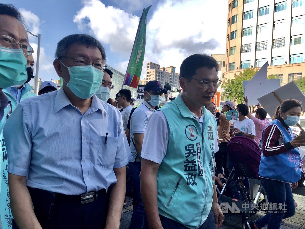 高雄市長補選候選人吳益政這次獲民眾黨徵召,不過開票結果只獲得3萬8960票,考驗已設籍高雄的立委蔡璧如、黨主席柯文哲如何在高雄選戰的整體定位。圖為9日(前右)吳益政與民眾黨主席柯文哲(前左)出席高雄反空污大遊行。中央社記者侯文婷攝 109年8月9日