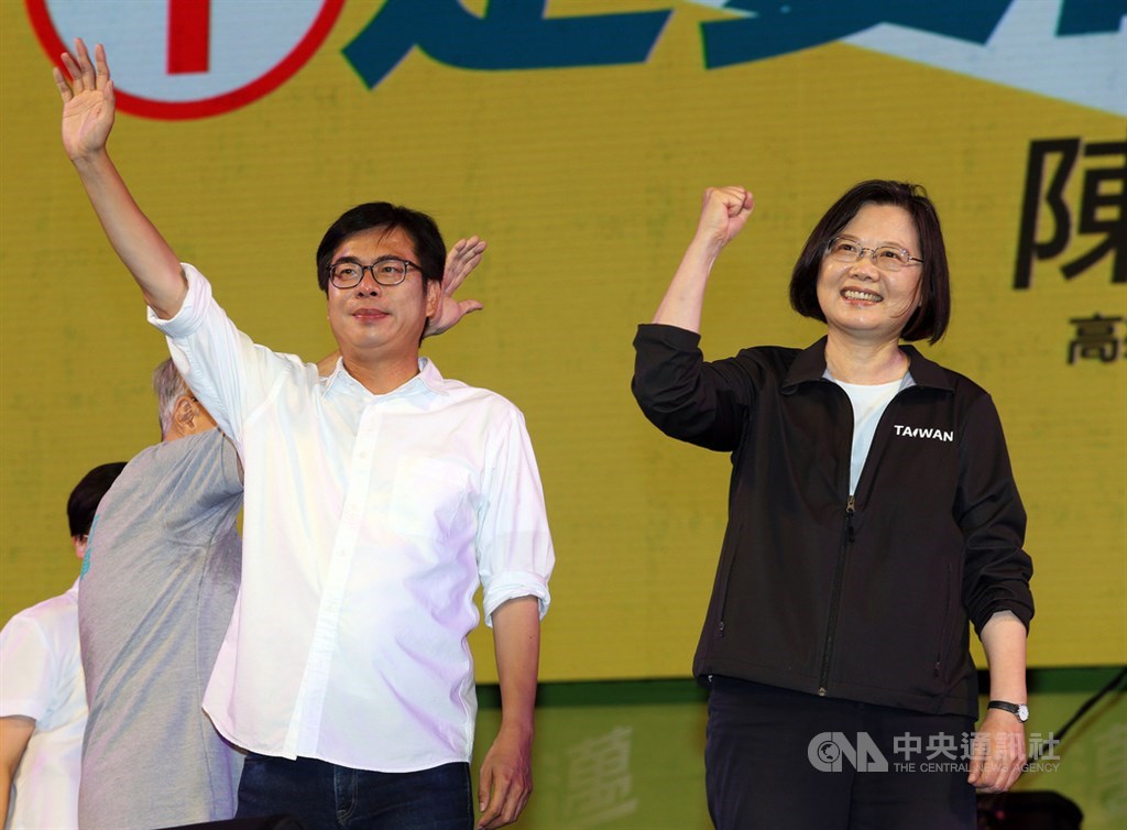 前行政院副院長陳其邁在高雄市長補選勝出,兼任民進黨主席的總統蔡英文在臉書貼文,為陳其邁加油,「兩年之內,我們一定要拚回高雄的光榮感」。圖為14日蔡英文(右)在高雄為候選人陳其邁(左)輔選。中央社記者郭日曉攝 109年8月14日