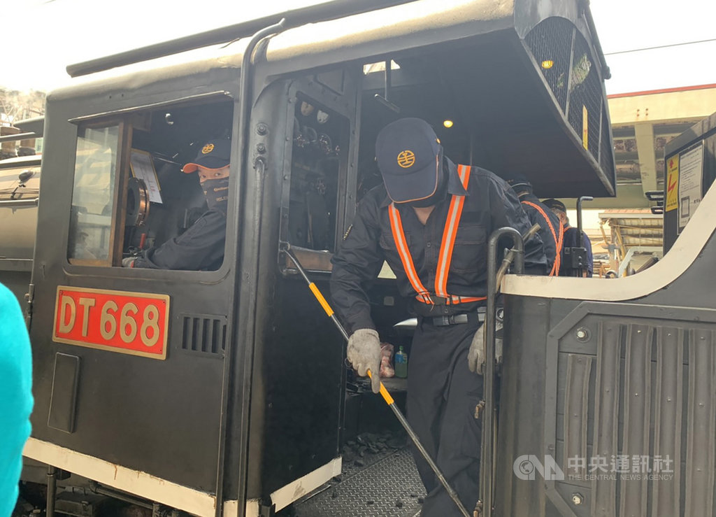 配合首屆2020富岡鐵道藝術節活動,台鐵局15日安排DT668蒸汽火車再現風華,一路從中壢火車站行駛至富岡車站,吸引鐵道迷齊聚爭睹。中央社記者葉臻攝 109年8月15日