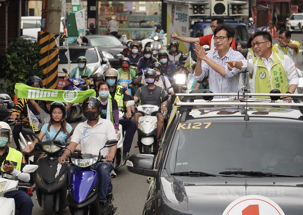 2005年陳其邁(車上右)代理市長時,曾許下個一夢,要成為民選高雄市長。沒想到這條路一走就是15年,總算在15日走完最後一哩路。圖為陳其邁13日在鳳山區展開車隊掃街,沿途獲群眾熱情支持。(中央社檔案照片)