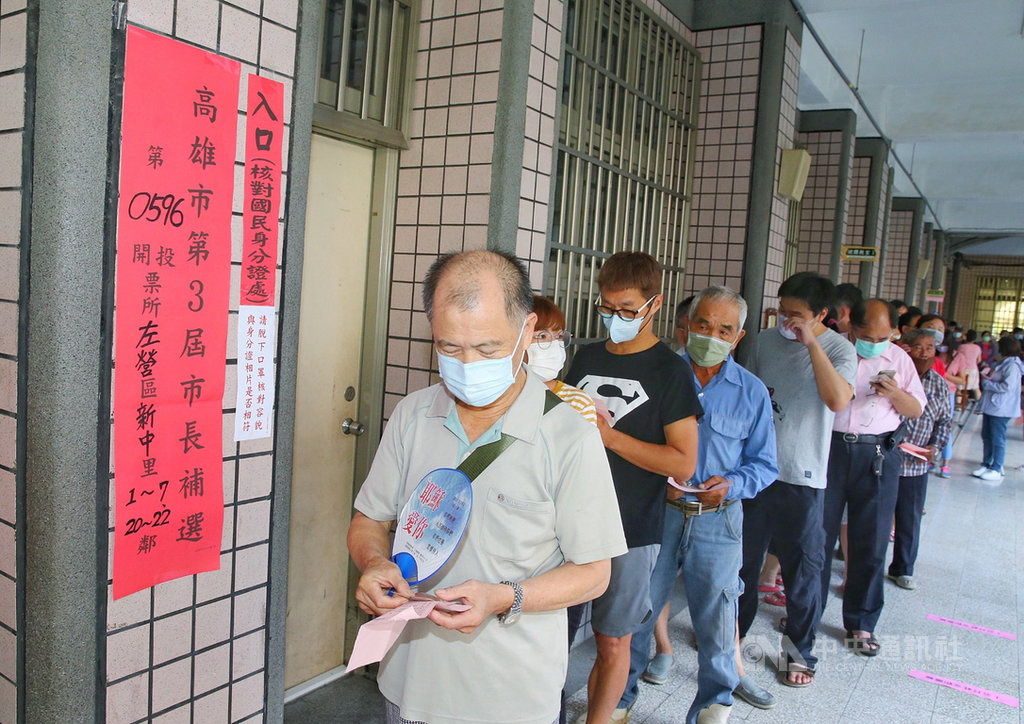 高雄市15日舉行市長補選,一早投開票所外就有不少民眾排隊等候投票。中央社記者郭日曉攝 109年8月15日