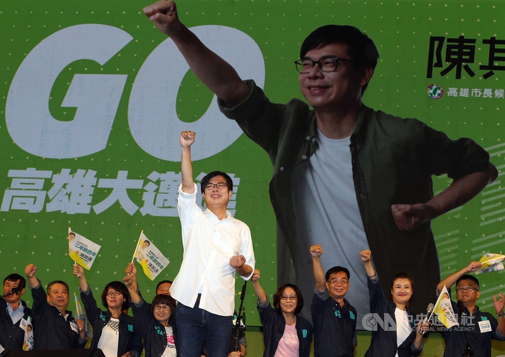 高雄市長補選「三腳督」落幕,結果一如預期,準備最久綠營陳其邁當選。圖為14日陳其邁(前)在「高雄大邁進」選前之夜中造勢。中央社記者郭日曉攝 109年8月14日