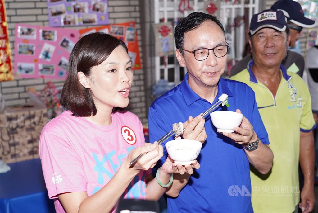 國民黨前主席朱立倫去年在總統大選輔選韓國瑜,敗選後持續勤跑基層,也積極投入培養青年。圖為國民黨高雄市長補選候選人李眉蓁(左)6日與朱立倫(左2)合體訪視永安石斑魚養殖場。中央社記者董俊志攝 109年8月6日