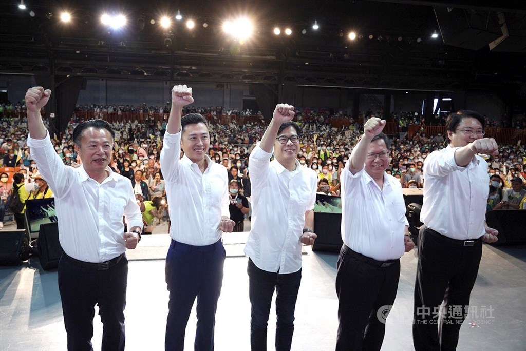 黨內人士則分析,外界普遍看好立委蔡適應接棒基隆市長林右昌(右1);前立委黃適卓、現任立委鄭運鵬都曾被外界點名可能接班桃園市長鄭文燦(右2)。圖為高雄市長補選投票前,嘉義縣長翁章梁(左1)、新竹市長林智堅(左2)等人9日替陳其邁(中)輔選。(中央社檔案照片)