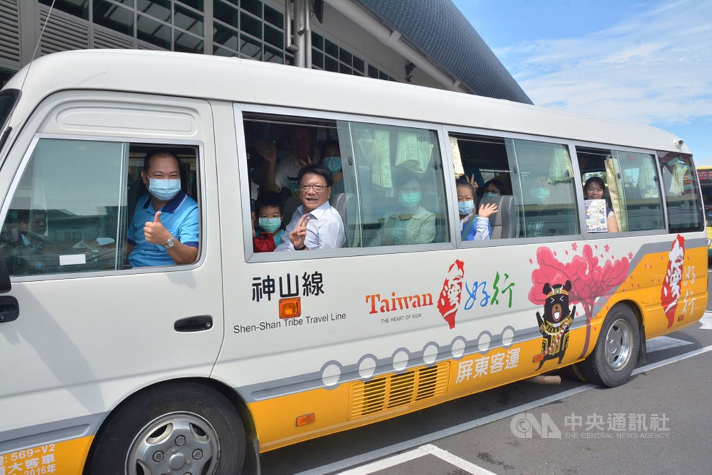 屏東「台灣好行-神山線」郵輪式公車15日啟航,目前預約成行率達88%,獲民眾熱烈迴響,縣長潘孟安(前左2)也上車試乘體驗。(屏東縣政府提供)中央社記者郭芷瑄傳真 109年8月15日