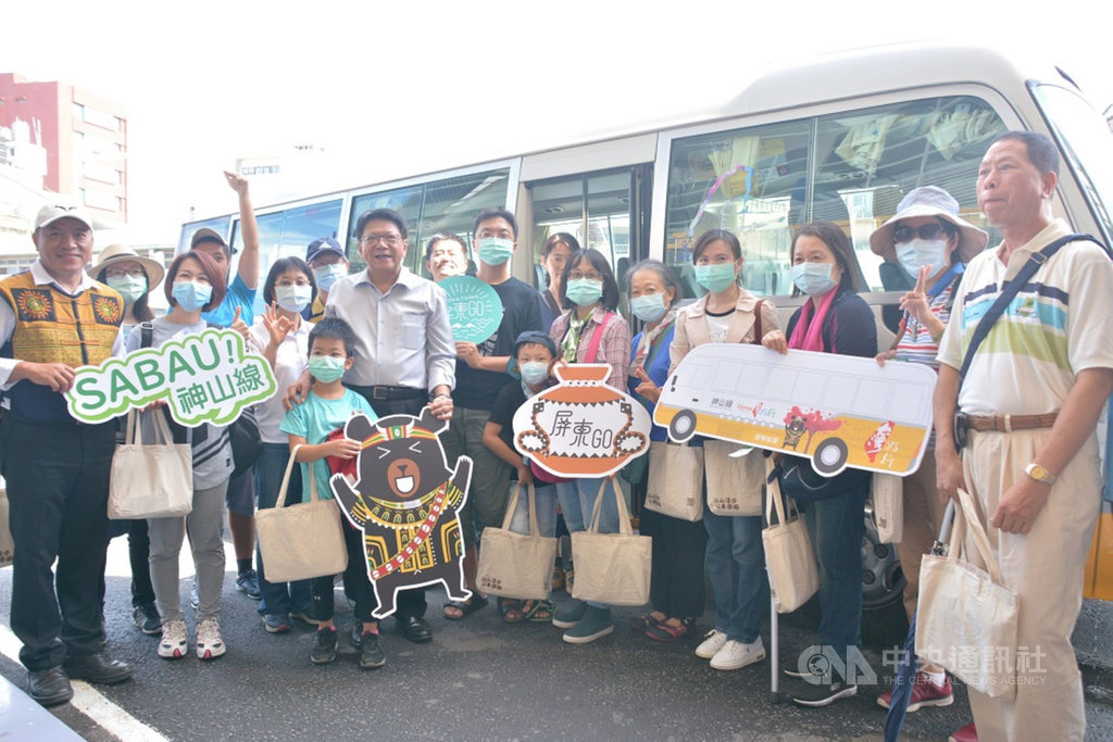 屏東「台灣好行-神山線」郵輪式公車15日在縣長潘孟安(前左5)祝福中啟航,18名幸運旅客帶著精緻首航禮、搭配在地深度導覽員解說,展開屏東原鄉之旅。(屏東縣政府提供)中央社記者郭芷瑄傳真 109年8月15日