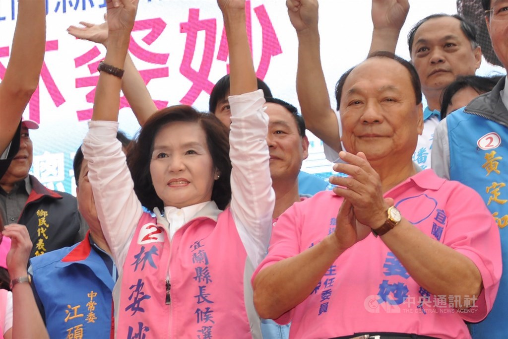 宜蘭縣長當選人林姿妙(前左)將在25日就職,小內閣部分名單23日公布,其中,副縣長由今年72歲的前立委林建榮(前右)接任。(資料照片)中央社記者沈如峰宜蘭攝 107年12月23日