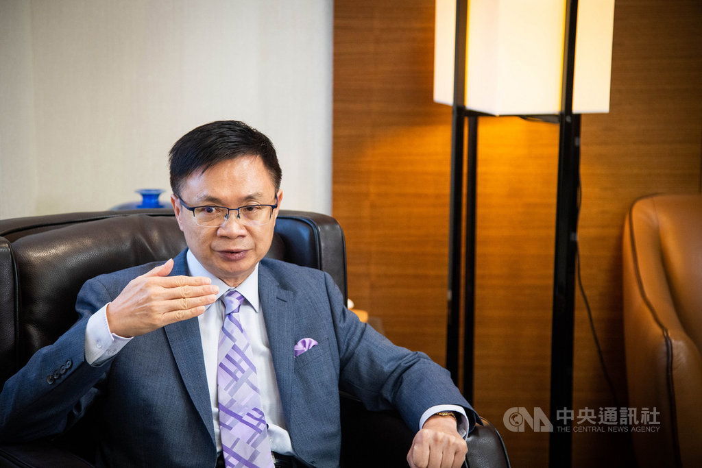 外貿協會董事長黃志芳表示,日前促成成大醫院與印度藥商進行線上防疫課題,向印度醫師分享台灣防疫經驗,促成印度對台廠採購近200萬美元試劑與防護衣。中央社記者林俊耀攝 109年8月15日