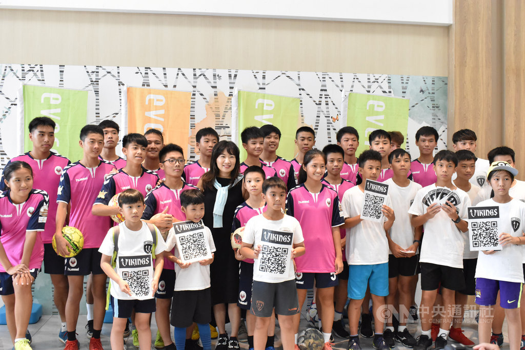 昇恆昌長期贊助公益及體育活動,協助台灣青少年足球隊F. C.Vikings培訓及出國比賽。圖中黑衣者為昇恆昌公共事務經理曹惠鈞。中央社實習記者高華謙攝 109年8月15日