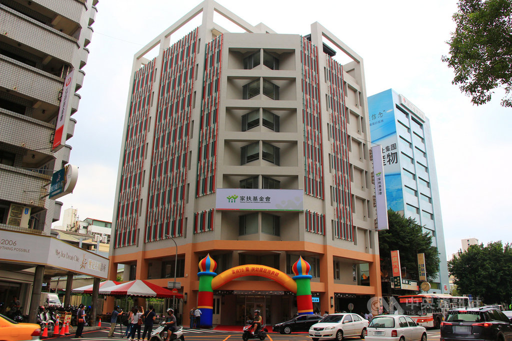 台灣兒童暨家庭扶助基金會15日在位於台中市西區新落成的扶幼館舉辦70週年慶祝茶會,邀請各界善心單位代表一同見證。中央社記者蘇木春攝 109年8月15日