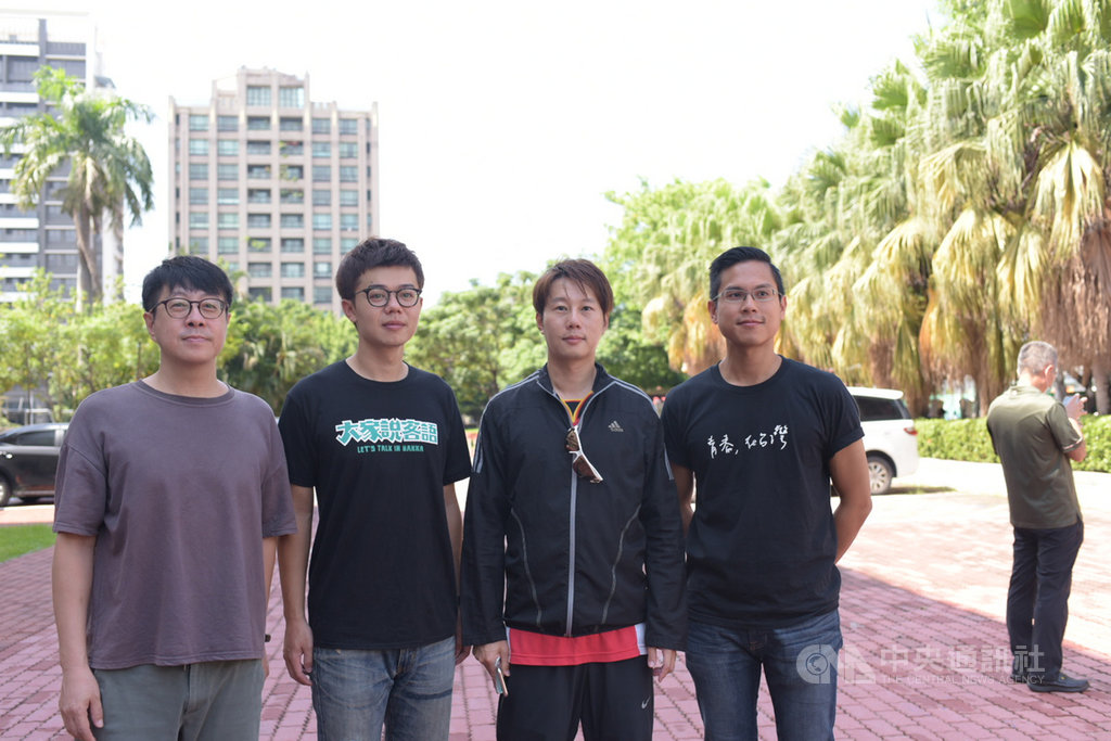 罷韓四君子15日合體,「Wecare高雄」發起人尹立(左起)、台灣基進新聞部主任張博洋、罷韓提案法定領銜人陳冠榮、「公民割草行動」發起人李佾潔祝福高雄撥雲見日、重新出發。中央社記者侯文婷攝 109年8月15日