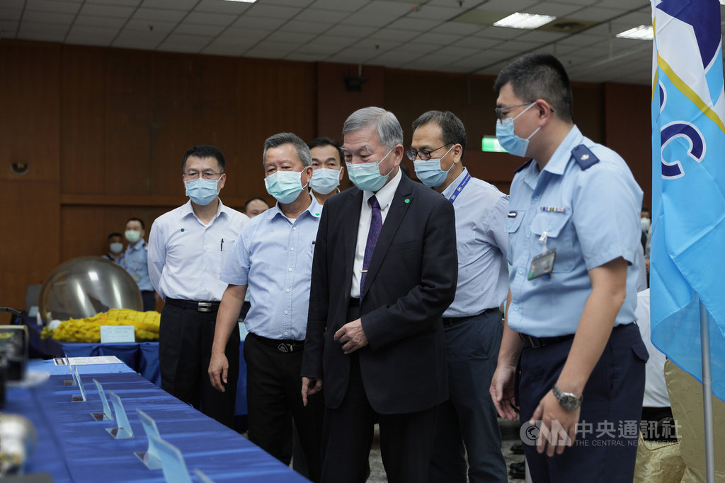 行政院副院長沈榮津(中)主持「F-16維修中心主辦廠商招商展示說明會」,並參觀產製及維修實體展示。(漢翔提供)中央社記者潘智義傳真 109年8月15日
