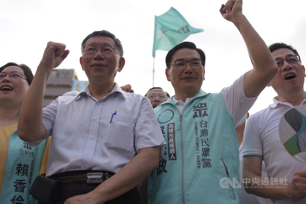 民眾黨高雄市長補選參選人吳益政慘敗,外界看衰柯文哲個人光環對候選人沒有加分,柯文哲表示台灣是成熟民主社會,如果有效的話那每個人找劉德華、蔡依林、林志玲站台就好。圖為7月12日柯文哲(左2)為吳益政(右2)站台。(中央社檔案照片)