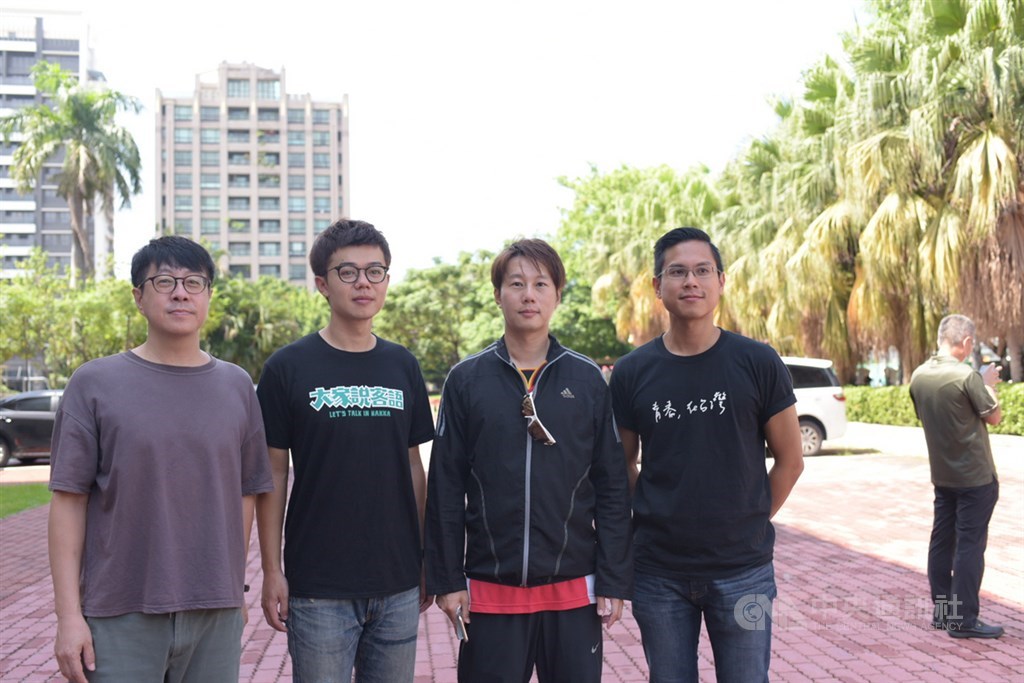 罷韓四君子15日合體,「Wecare高雄」發起人尹立(左起)、台灣基進新聞部主任張博洋、罷韓提案法定領銜人陳冠榮、「公民割草行動」發起人李佾潔祝福高雄撥雲見日、重新出發。中央社記者侯文婷攝 109年8月15日