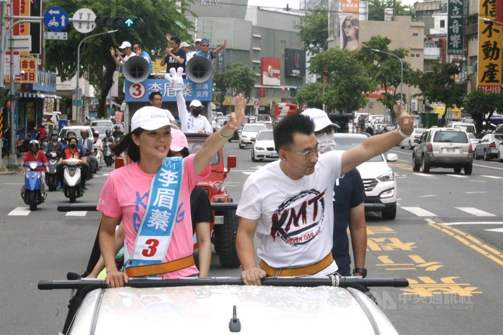 國民黨李眉蓁是高雄第4選區(楠梓、左營)選出連任三屆議員,選戰期間因論文涉嫌抄襲,讓對手有機會攻城掠地。圖為11日國民黨主席江啟臣(前右)下午陪同李眉蓁(前左)以車隊掃街方式爭取選民支持。中央社記者董俊志攝 109年8月11日