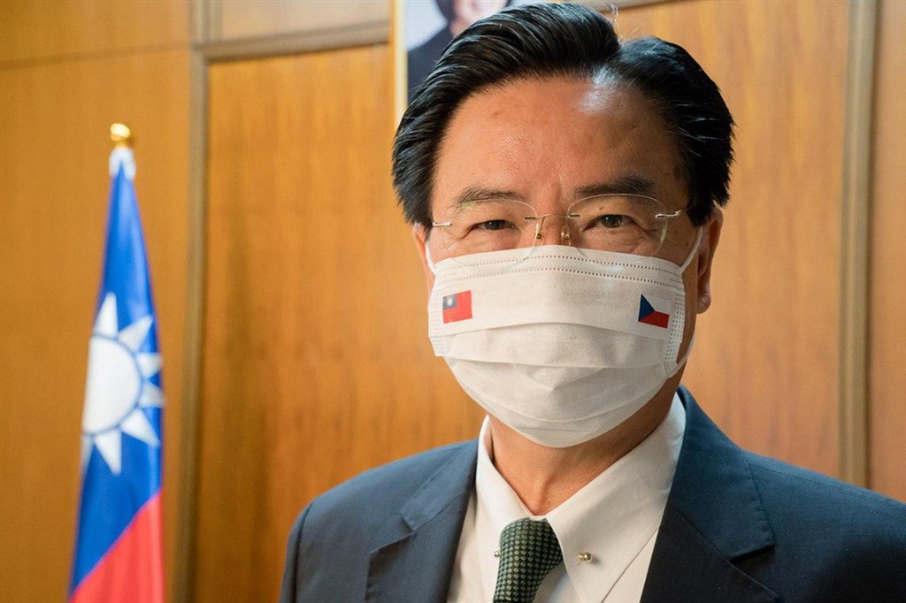 外交部長吳釗燮14日接受「捷克電視台」視訊專訪,表示樂見台灣、捷克及美國等理念相近國家深化關係。他還展示為捷克訪問團特製、繡有台捷雙方國旗的口罩,象徵疫情無法阻絕台捷堅實情誼。(外交部提供)中央社記者陳韻聿傳真 109年8月15日