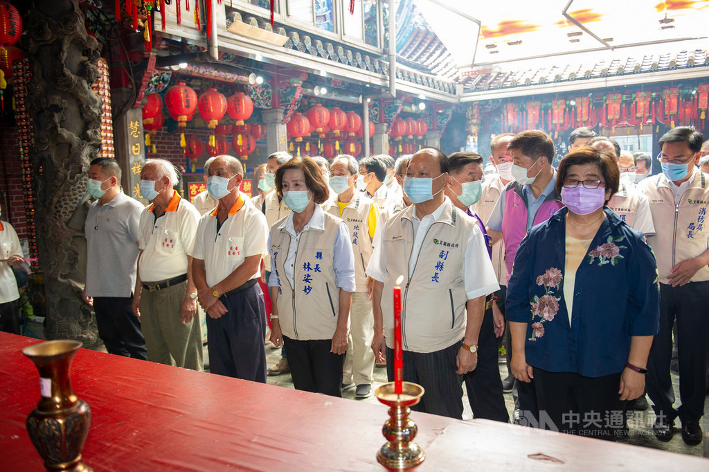 宜蘭縣長林姿妙(前右3)15日帶領縣府團隊到羅東震安宮向天上聖母祈求四時無災、國泰民安,並宣布10月23日起一連3天將舉辦「2020蘭陽媽祖文化節」。(宜蘭縣政府提供)中央社記者沈如峰宜蘭縣傳真 109年8月15日