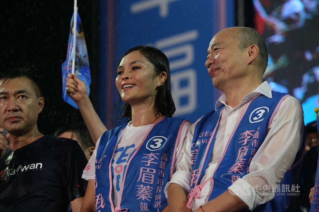 儘管前高雄市長韓國瑜(右)選前之夜在大雨中站台輔選,但國民黨候選人李眉蓁(中)仍在高雄市長補選慘敗。中央社記者董俊志攝 109年8月14日