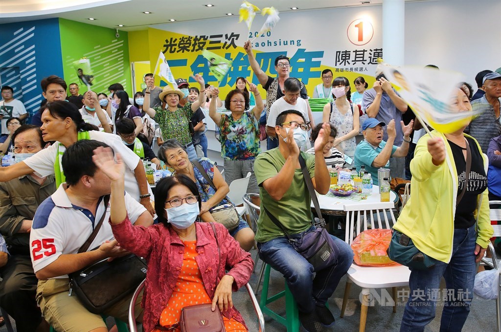 第3屆高雄市長補選投票15日下午4時結束,隨即進行開票作業,民進黨候選人陳其邁競選總部內聚集不少支持者關注計票進度,看見票數暫時領先,眾人相當興奮。中央社記者郭日曉攝 109年8月15日