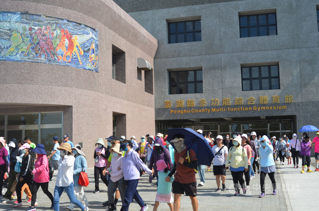 「運動i台灣」體育嘉年華會15日在新啟用的澎湖縣多功能綜合體育館舉行,湧進了近2000人,是啟用以來人數最多的一次。中央社 109年8月15日