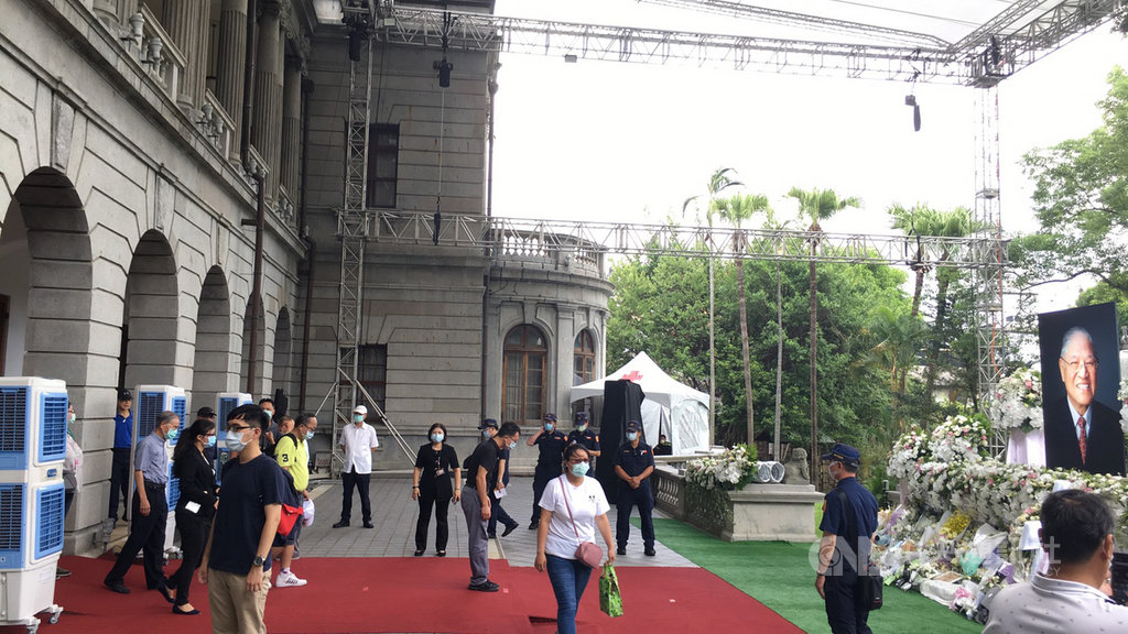 藝人鄭惠中14日到台北賓館的前總統李登輝追思會場潑漆遭逮,警方15日在台北賓館大門設安檢點等措施,並加強周邊巡邏勤務。(民眾提供)中央社記者劉建邦傳真 109年8月15日