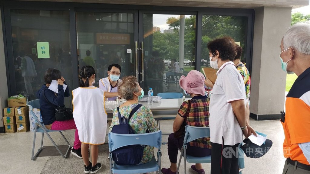 台大醫院醫療團隊15日應邀到台東舉辦聯合義診,現場以眼科最熱門,不少鄉親排隊等候看診。中央社記者盧太城台東攝 109年8月15日