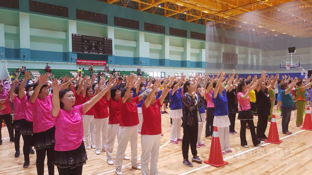 「運動i台灣」體育嘉年華會15日在澎湖縣多功能綜合體育館舉行,包括親子健走、親子律動、舞蹈發表等項目,有近2000人參加,擠滿整個場館。中央社 109年8月15日