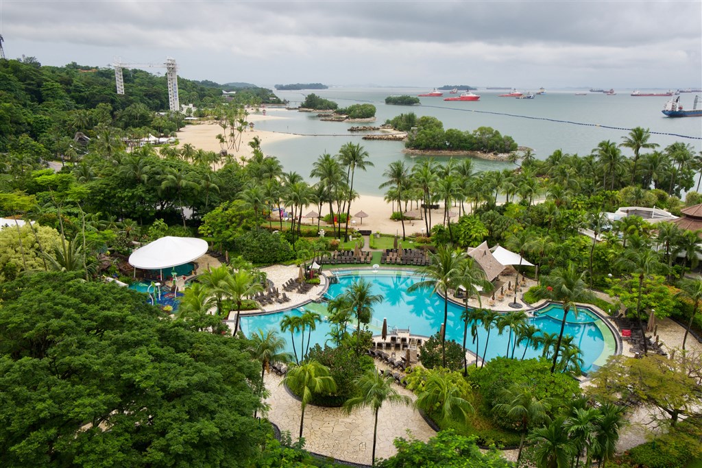 維爾與楊伊倫在新加坡防疫旅館頂樓隔離期間,在聖淘沙防疫旅館房外的海景。(楊明德提供)