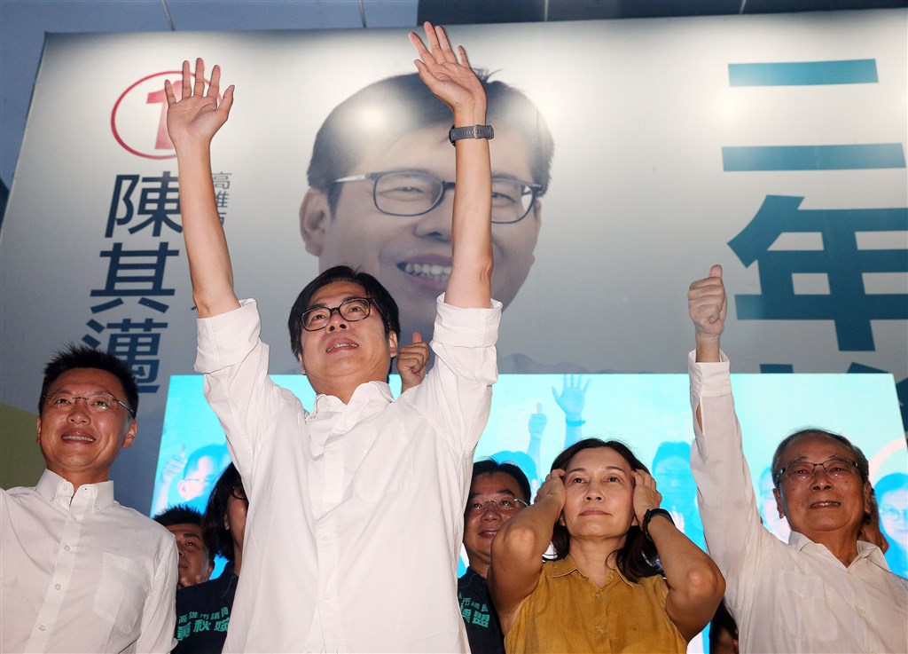高雄市長補選15日投票,中選會表示,得票數最高的候選人為陳其邁(左2)。中央社記者郭日曉攝 109年8月15日