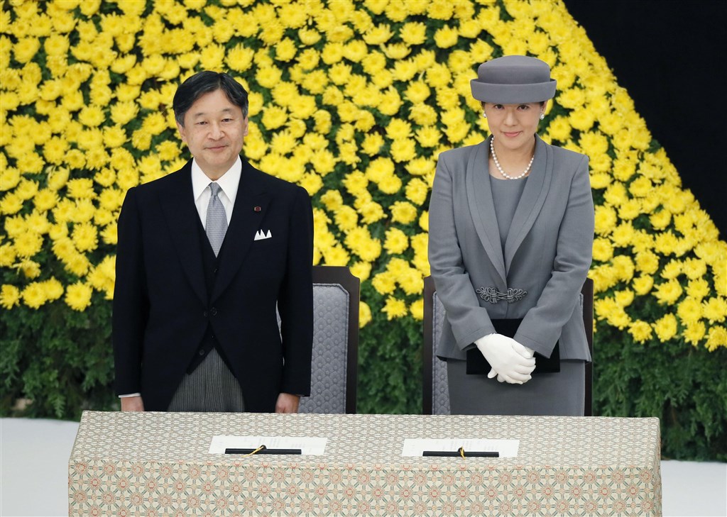 日皇德仁(左)在二戰75週年追悼儀式致詞時表示:「想到因那場大戰失去寶貴性命的許多人及其遺族,我內心再度感到深沉的哀傷。」圖右為皇后雅子。(共同社)