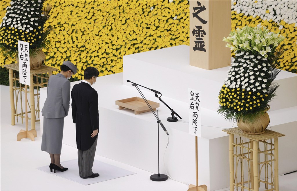 15日是第二次世界大戰結束75週年,日本政府在東京武道館舉行全國戰歿者追悼儀式,日皇德仁(右)與皇后雅子出席。(共同社)