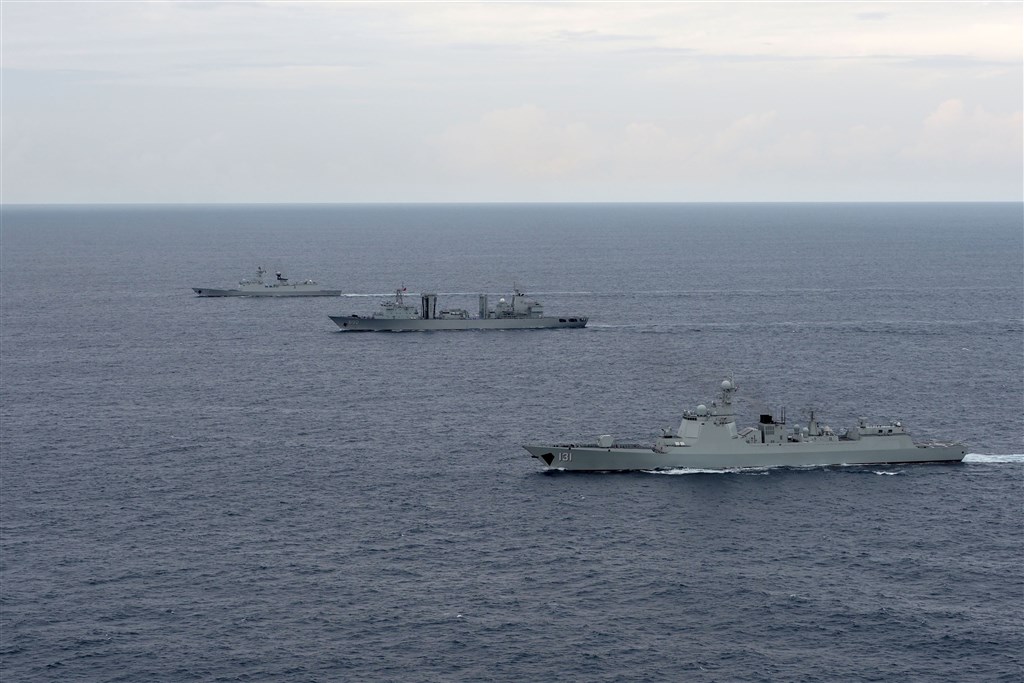 日本防衛大臣河野太郎表示,受到中國強化東海與南海的活動影響,「不得不說有極為重大的憂慮」。圖為共軍過去演訓情形。(中新社)