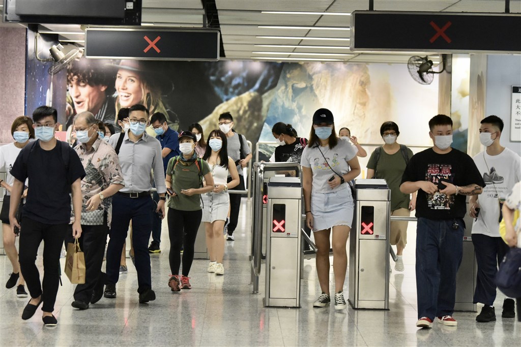 武漢肺炎疫情步入夏季後未如預期好轉,包括香港、日本、韓國的疫情都有逐步擴散之勢。圖為14日香港地鐵乘客戴口罩防疫。(中新社)