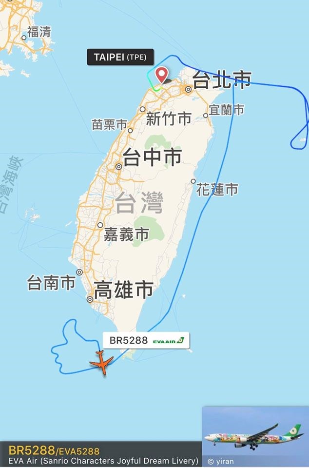 長榮航空第二班類出國航班15日出發,執飛的總機長李孔傑及其團隊,在天空畫出「讚」的手勢,要向每一名無私奉獻的防疫英雄致敬。(圖取自facebook.com/evaairwayscorp.tw)