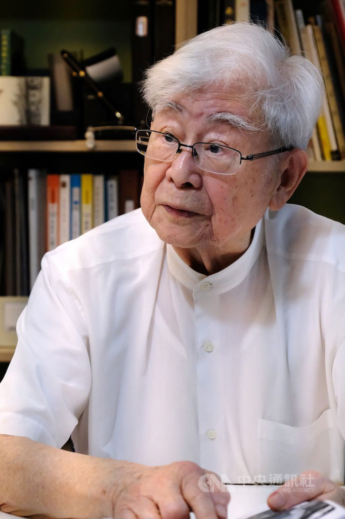 今年93歲的建築師高而潘,出身台北大稻埕望族家庭,身處於戰前與戰後交接的大時代中,承接日文與中文教育,這既是衝突矛盾的時代,也是多元文化並存互補的時代。(台博館提供,楊雅棠攝影)中央社記者鄭景雯傳真 109年8月15日