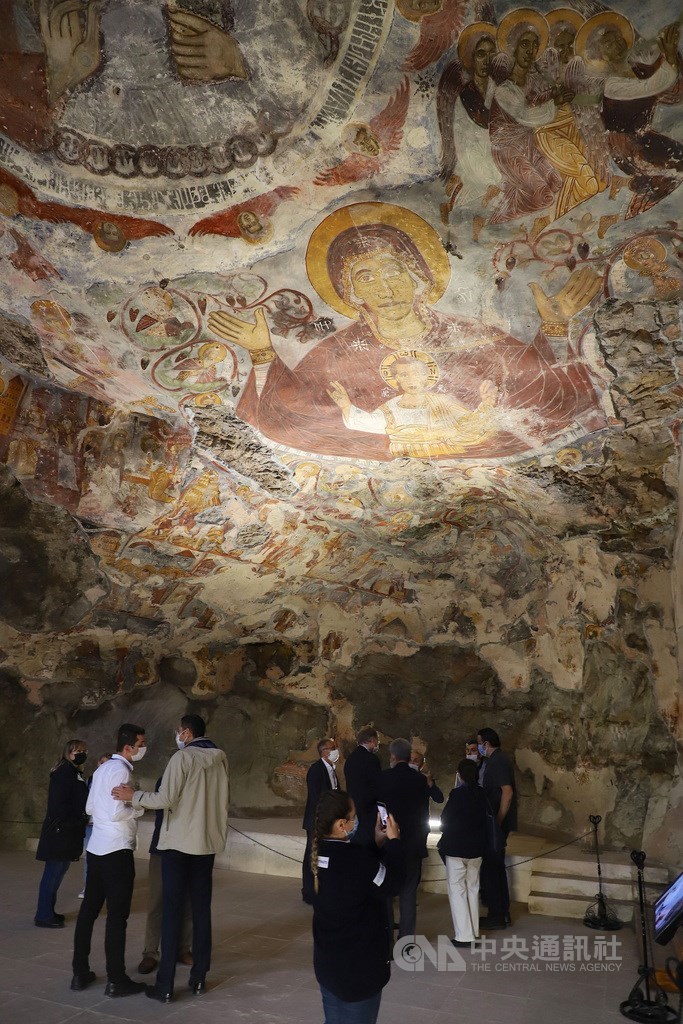土耳其黑海地區有1600年歷史的蘇美拉修道院岩石禮拜堂,牆壁和屋頂描繪著以聖經故事為主的壁畫。修道院經整修後,於15日開放東正教徒進行彌撒。中央社記者何宏儒特拉布松攝 109年8月15日