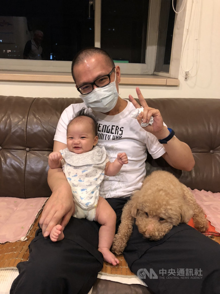 40歲傳勇8年前罹患白血病,沒想過治療可能會不孕,幸好護理師主動告知,讓他及早儲精,經過幾番努力,今年兒子順利報到。(癌症希望基金會提供)中央社記者陳偉婷傳真 109年8月15日