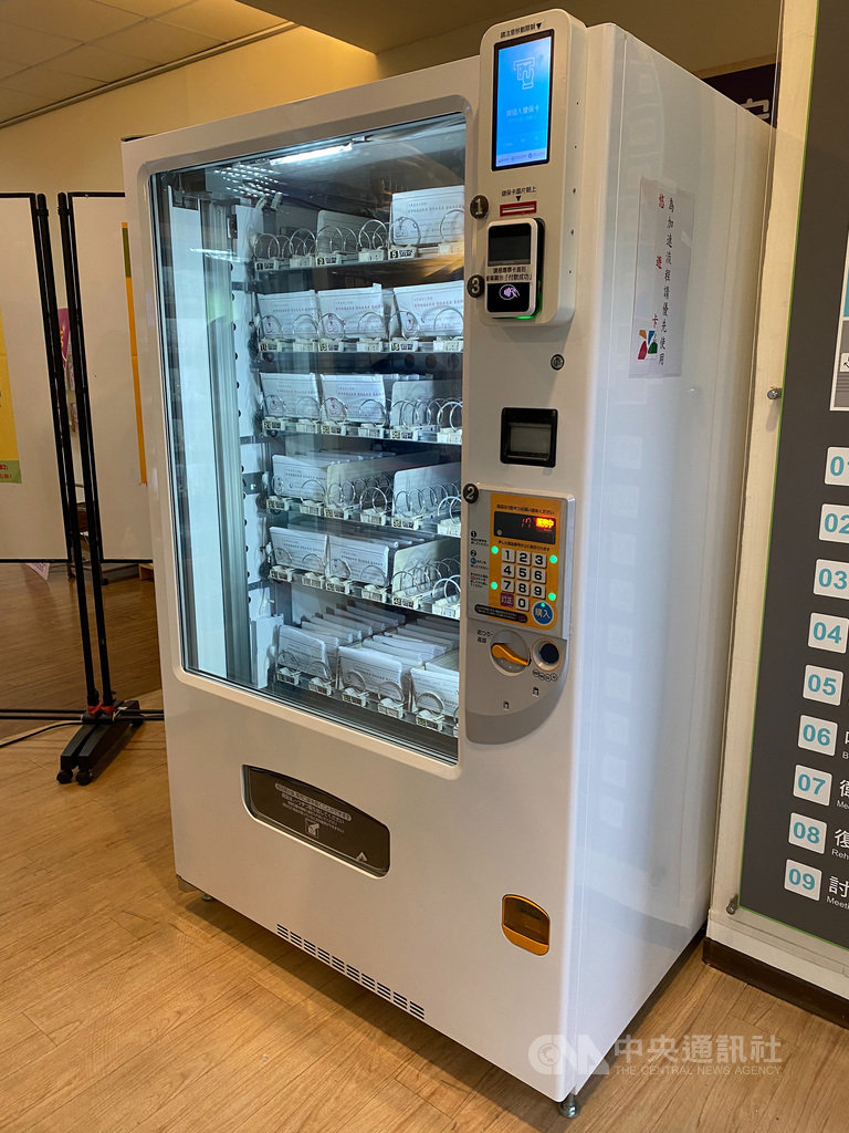 台北市資訊局15日表示,實名制口罩販賣機試辦計畫14日已結束,6區健康服務中心共售出7萬8758組口罩,機器將歸還廠商。(台北市資訊局提供)中央社記者劉建邦傳真 109年8月15日