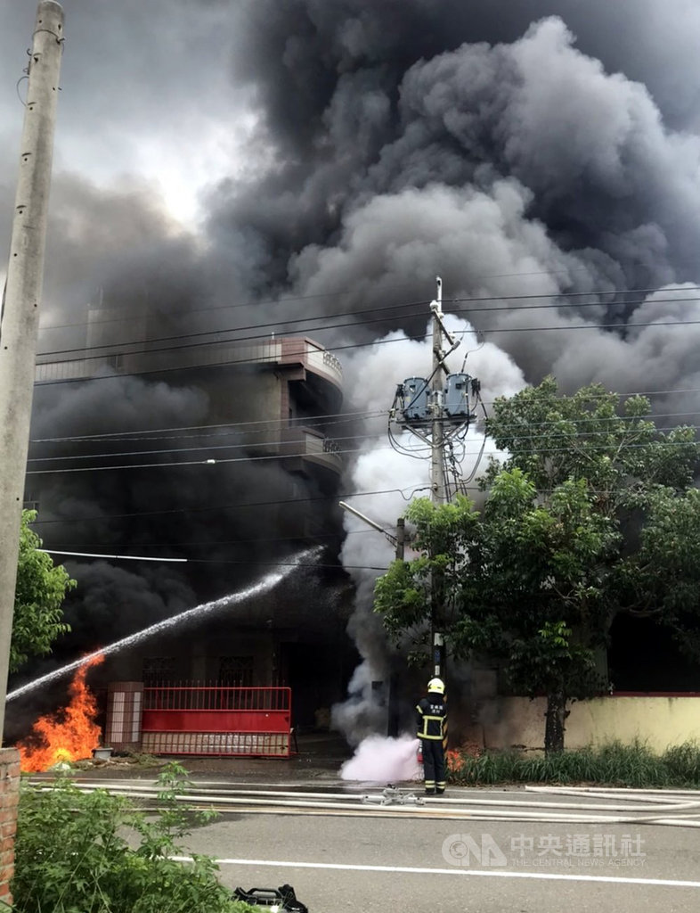 雲林縣土庫鎮15日發生一起鐵皮屋工廠火警,現場火勢不斷竄出,濃煙密布,消防人員立即前往灌救。(雲林縣消防局提供)中央社記者黃國芳傳真 109年8月15日