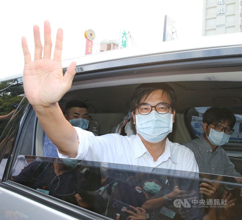 民進黨高雄市長補選候選人陳其邁(前)15日上午前往左營區新莊國小投開票所投票,搭車離去時向大家揮手致意。中央社記者郭日曉攝 109年8月15日