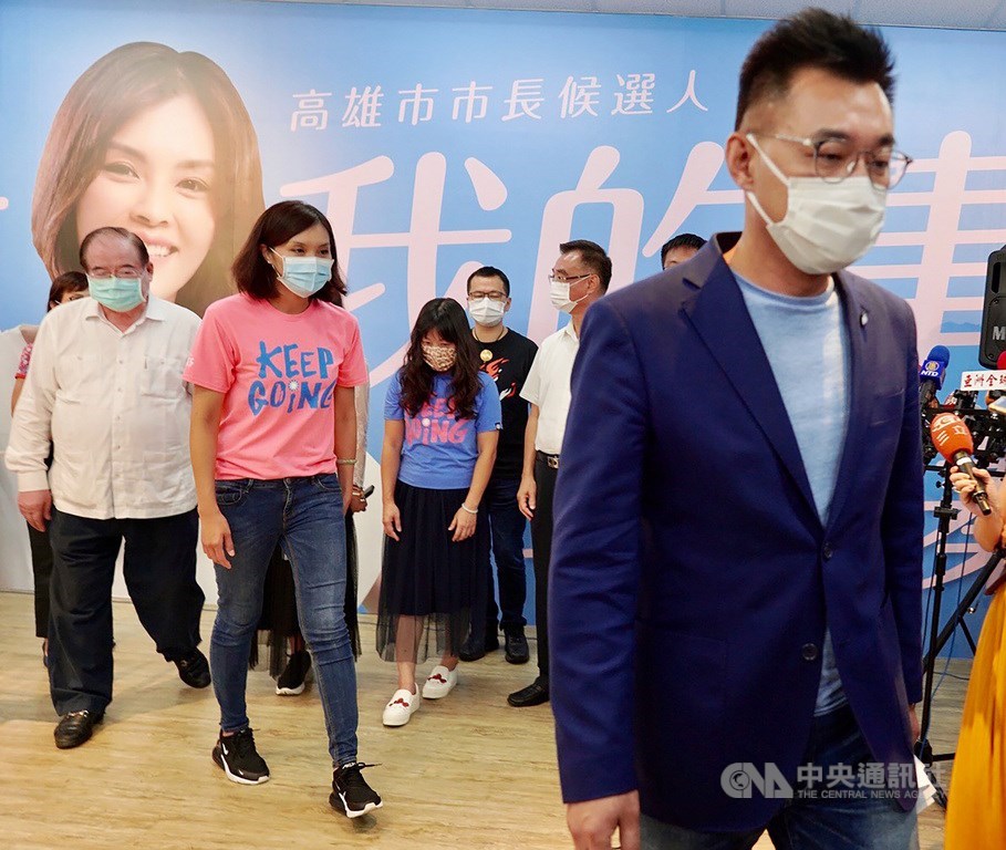 第3屆高雄市長補選15日結果出爐,國民黨候選人李眉蓁(左2)得票不如預期慘敗,晚間由黨主席江啟臣(右)等人陪同出面發表談話後,眾人落寞離場。中央社記者董俊志攝 109年8月15日