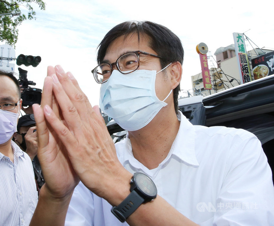 民進黨高雄市長補選候選人陳其邁(中)15日上午前往左營區新莊國小投開票所投票,離開時雙手合十向支持者致意表達感謝。中央社記者郭日曉攝 109年8月15日