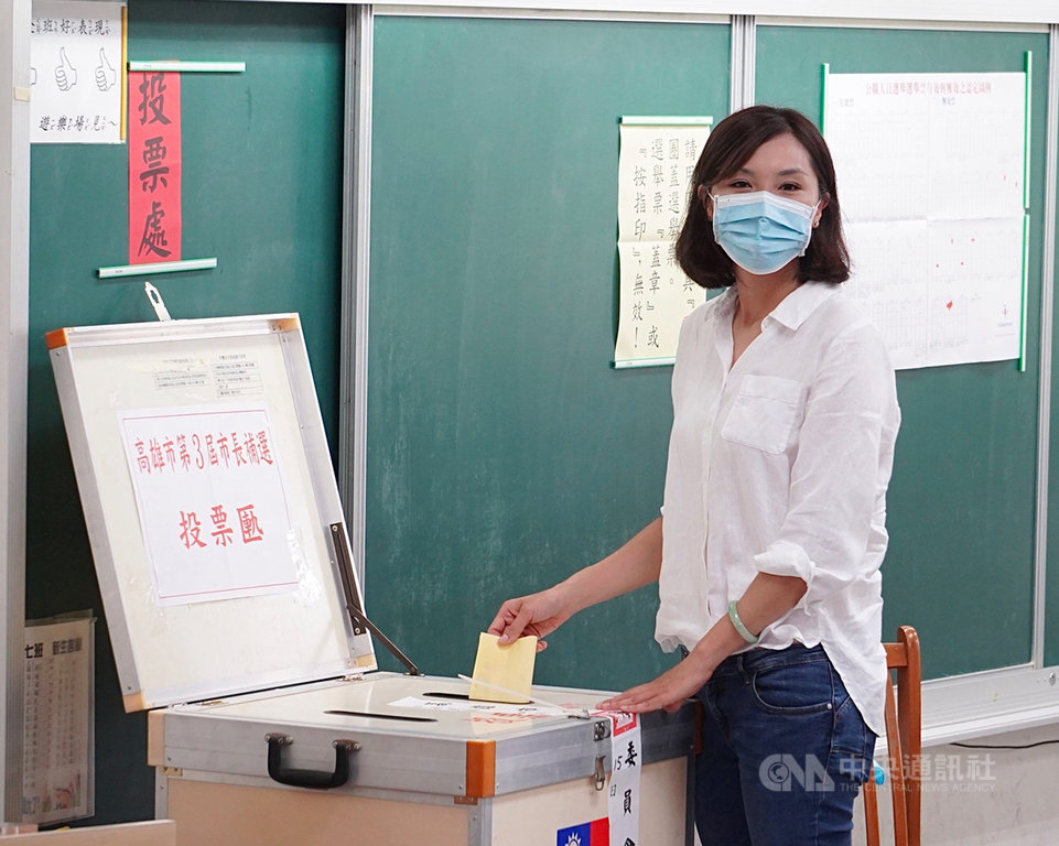 高雄市長補選15日投票,國民黨高雄市長補選候選人李眉蓁上午在投開票所投下自己的一票。中央社記者董俊志攝 109年8月15日