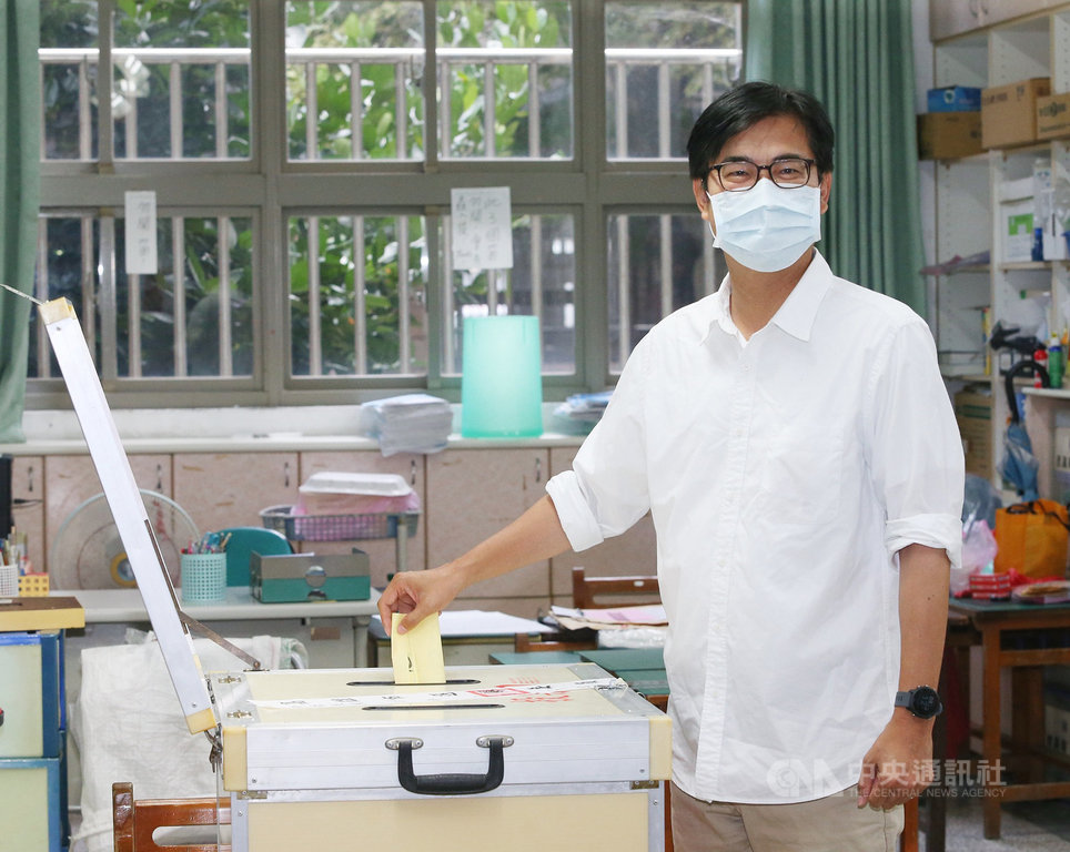 高雄市長補選15日登場,3名候選人陸續投票,民進黨候選人陳其邁(圖)上午8時搶頭香,在左營區新莊國小投開票所投下手中的一票。中央社記者郭日曉攝 109年8月15日