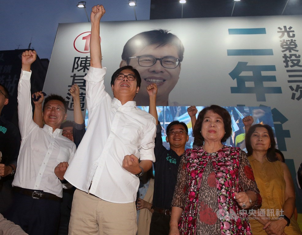 民進黨高雄市長補選候選人陳其邁(左2)15日晚間在得票數達67萬多票時,由媽媽、妻子及孩子全家人陪同上台宣布當選;陳其邁說,他會用盡所有的力氣,「為我們這座偉大的城市來共同打拚,讓我們的高雄能夠大步邁進」。中央社記者郭日曉攝 109年8月15日