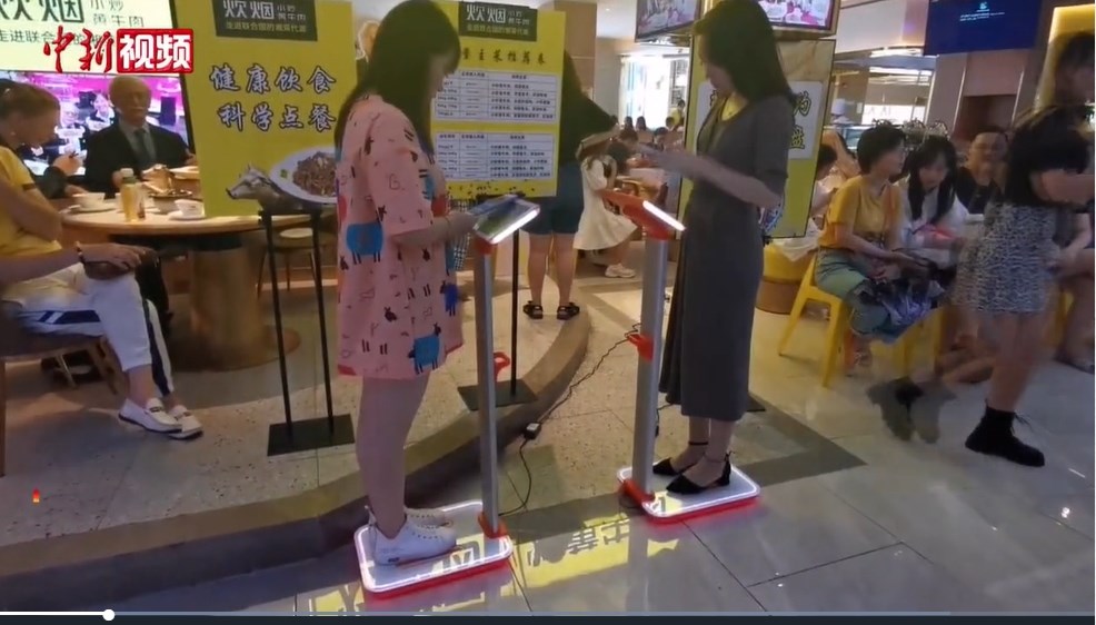 中共總書記習近平近日下令禁止餐飲浪費,各地紛紛響應推行「光盤行動」,但長沙一家餐廳14日卻歪樓推出「秤重點菜」,要求顧客先秤體重再依食物熱量配菜。(圖取自中新網chinanews.com)
