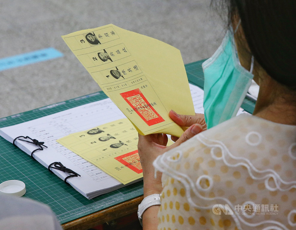 高雄市15日舉行市長補選,投票時間為上午8時到下午4時,一早工作人員就忙著整理與清點選票。中央社記者郭日曉攝 109年8月15日