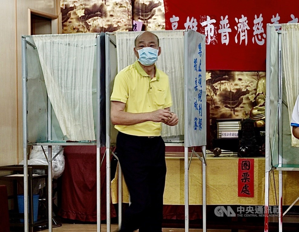 第3屆高雄市長補選投票日,前高雄市長韓國瑜戶籍仍在高雄市林園區,15日下午他現身林園區普願寺投票。中央社記者董俊志攝 109年8月15日