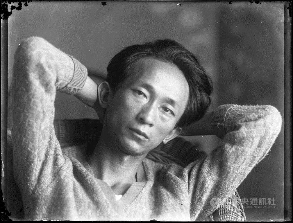 一如畫家常畫自畫像,台灣首名攝影學士彭瑞麟(圖)引領時代數十年拍自拍照,照片裡的他從容、自信、有信仰,信仰著攝影。光是與攝影相關的筆記本,孫女彭雅倫就整理出近百本,「爺爺到老都捨不得丟」。(彭雅倫提供)中央社記者葉臻傳真 109年8月16日